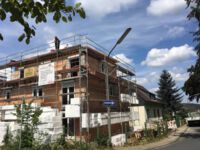 Flachdachabdichtung an einem Mehrfamilienhaus mit Alwitra Evalkon